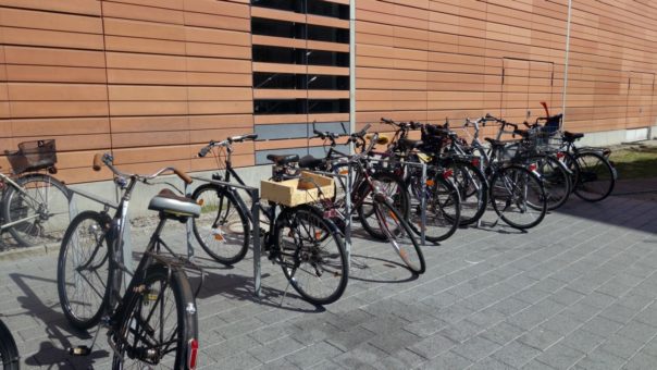 Zehn neue Fahrradbügel an der Südseite ZO       Bild: Lehmann